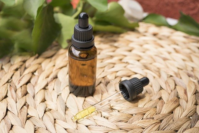 cbd-oil-5358403_640 (1)