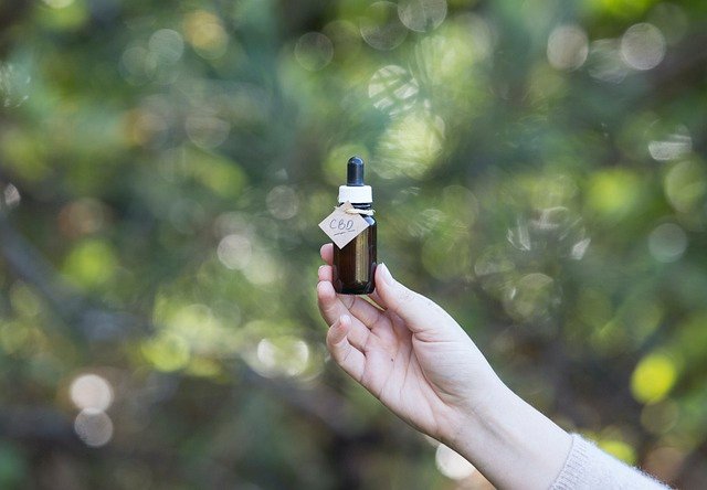 cbd-oil-6622720_640 (2)